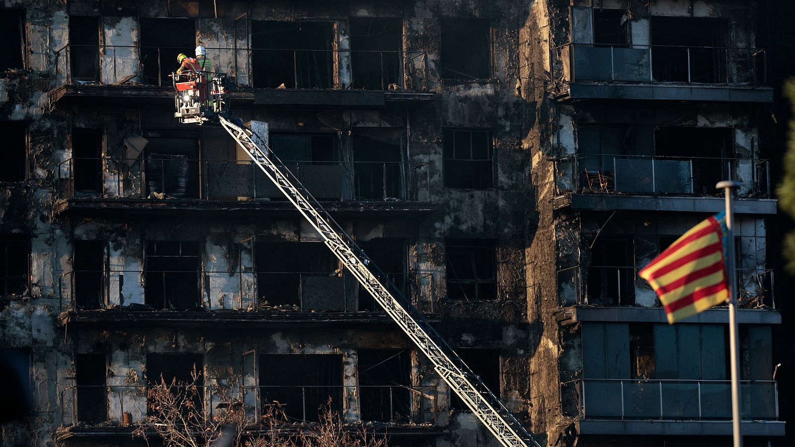 Incendio Valencia: Los bomberos buscan víctimas y evalúan daños