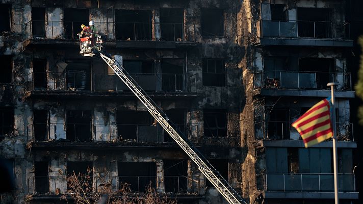 Los servicios de emergencia buscan víctimas y evalúan daños tras el incendio de Valencia