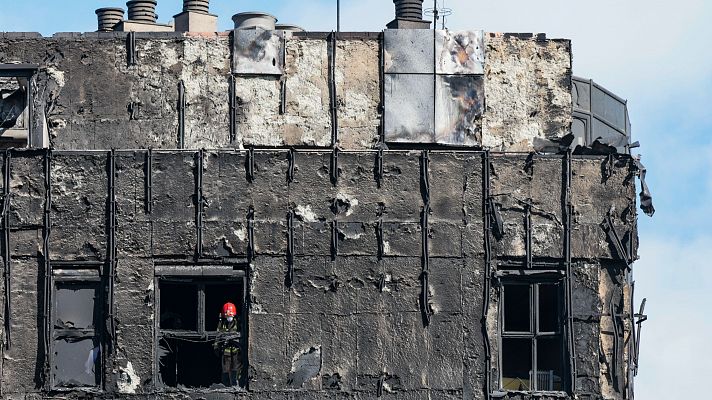 Telediario 1 - Los bomberos revisan el edificio incendiado en Valencia para localizar a las personas desaparecidas