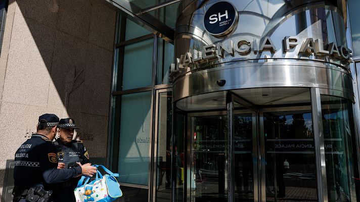 Los vecinos afectados por el incendio en Valencia han sido realojados en hoteles | Ver