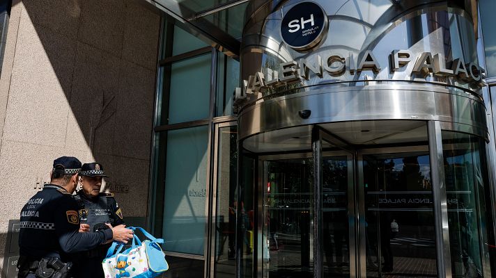 Telediario 1 - Los vecinos afectados por el incendio de Valencia han pasado la noche en hoteles cercanos de la zona