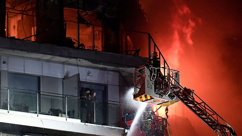Los bomberos rescatan a dos personas de su balcn en el incendio de Valencia