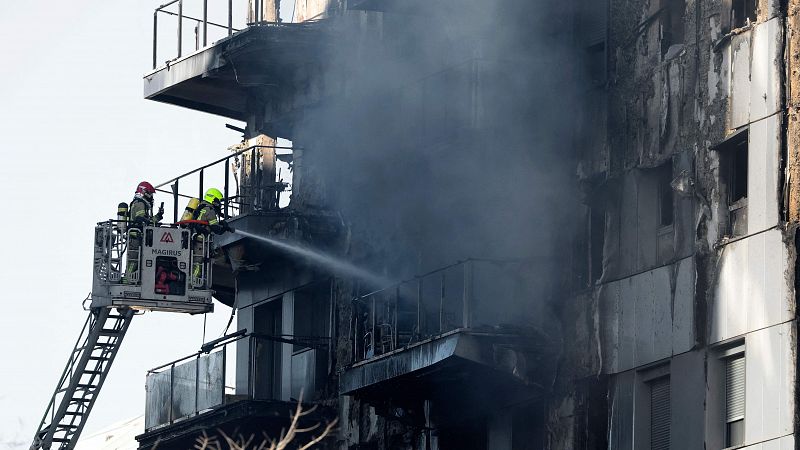 Los vecinos y familiares están consternados tras el balance de víctimas del edificio incendiado en Valencia