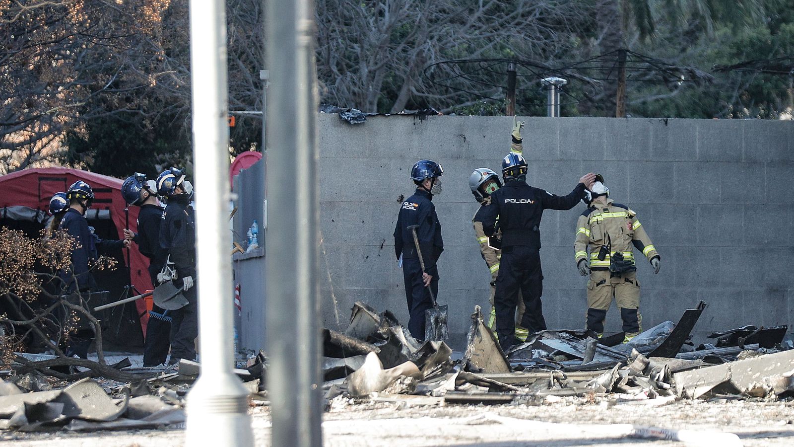 Investigan los materiales con los que se construyó el edificio incendiado en Valencia | Ver