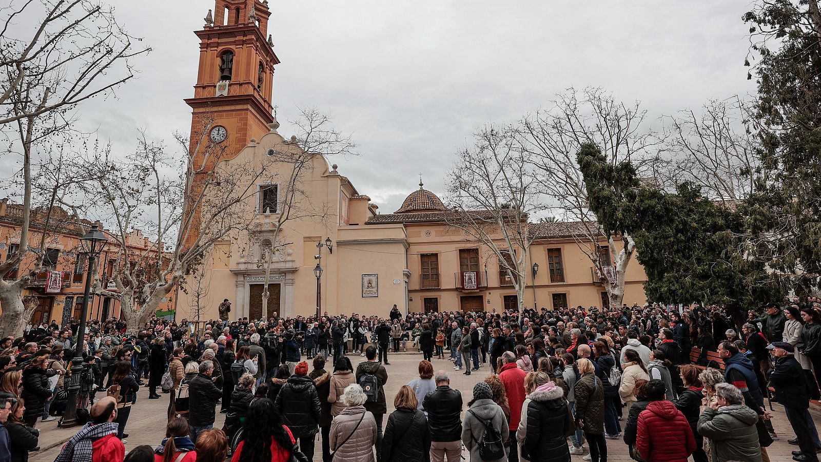 Los vecinos de Campanar guardan un minuto de silencio en memoria de las víctimas del incendio