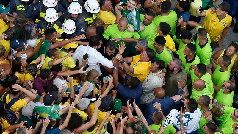 Miles de personas salen a la calle en Sao Paulo para apoyar al expresidente de Brasil Jair Bolsonaro