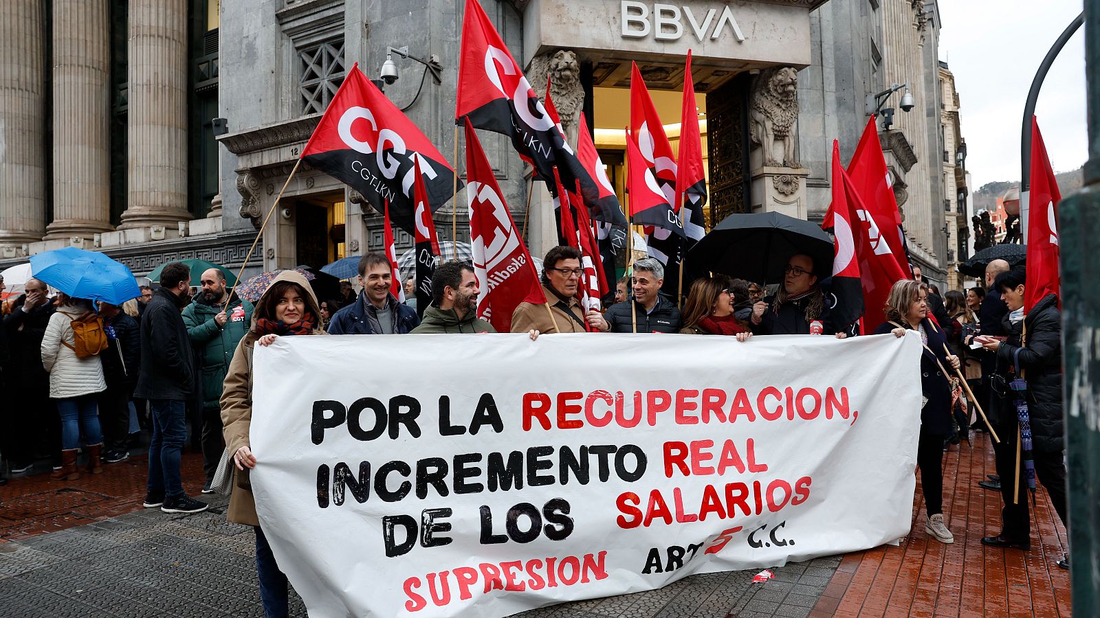 Los empleados de la banca secundan masivamente el paro parcial de este lunes