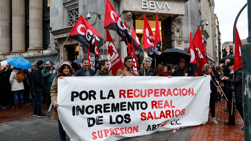 Los empleados de la banca secundan masivamente el paro parcial de este lunes - Informativo 24h | Ver