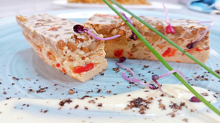 Receta con legumbres: pastel de lentejas con pimientos