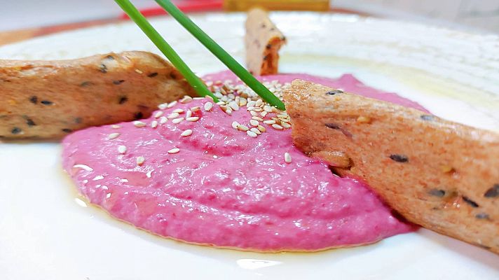 Saber vivir - Receta con legumbres: humus de judía blanca, remolacha y mostaza
