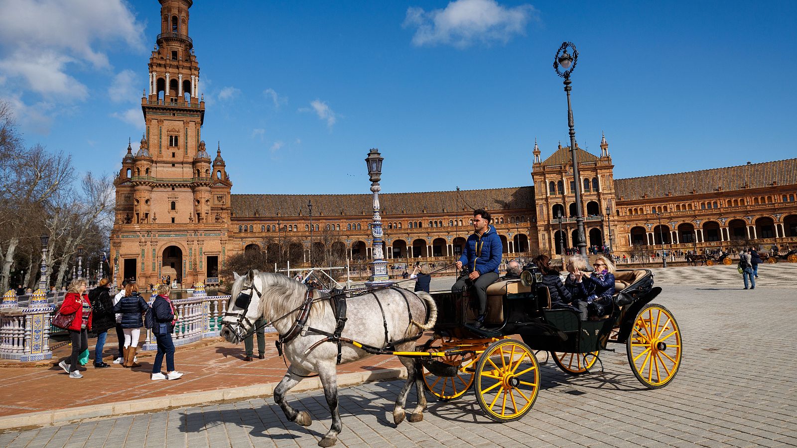 El Ayuntamiento de Sevilla desata la polémica: propone cobrar a los turistas por visitar la plaza de España