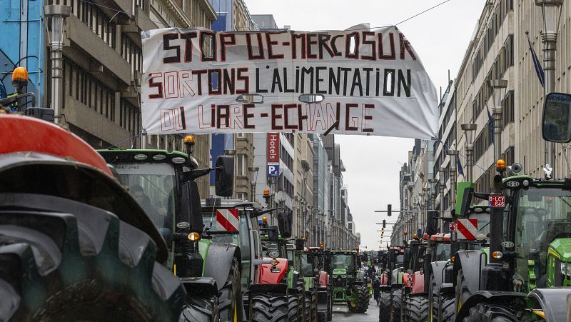 Mil tractores toman Bruselas en una protesta con enfrentamientos con la policía