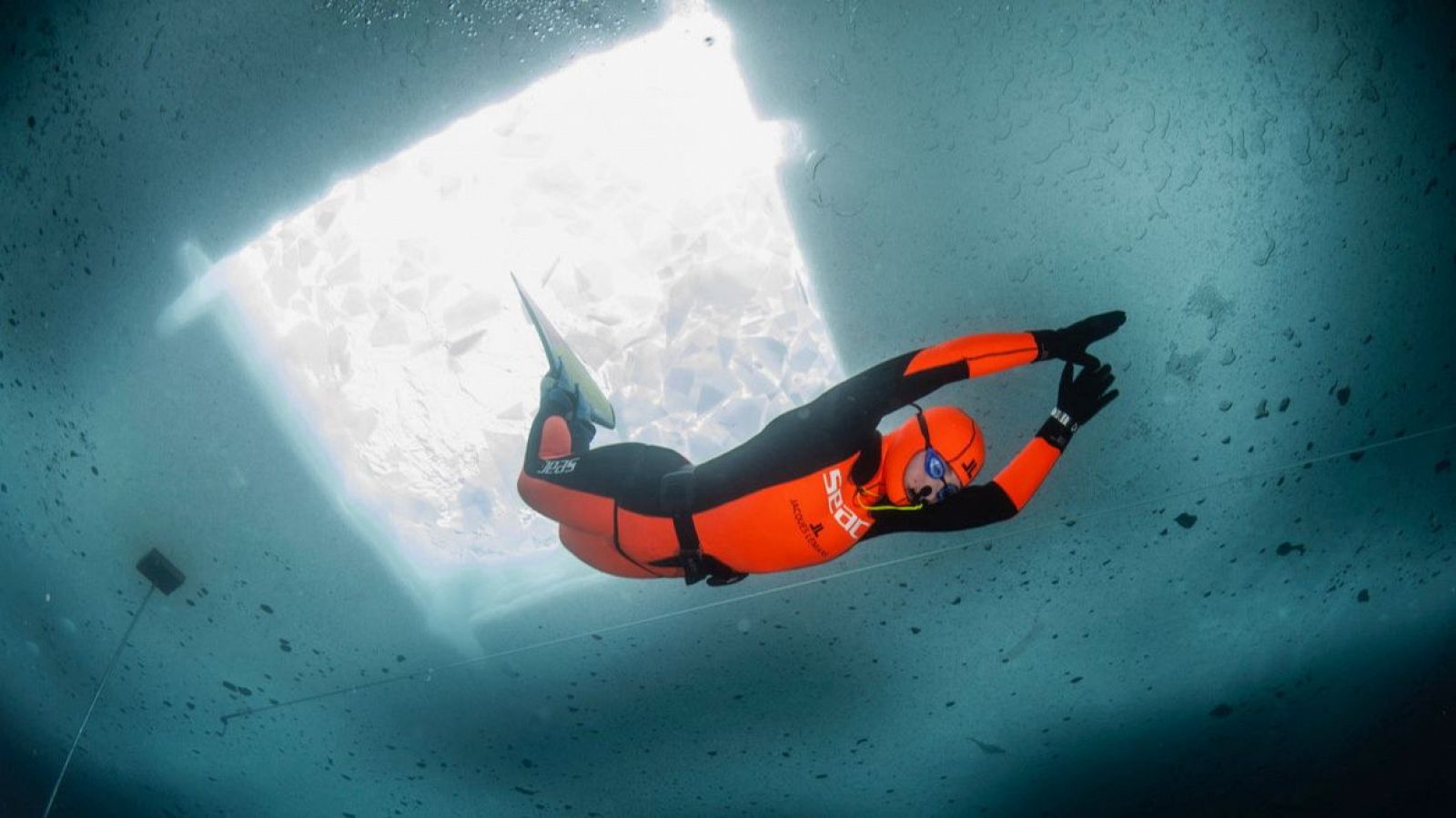 Valentina Cafolla bate el récord mundial de apnea bajo hielo