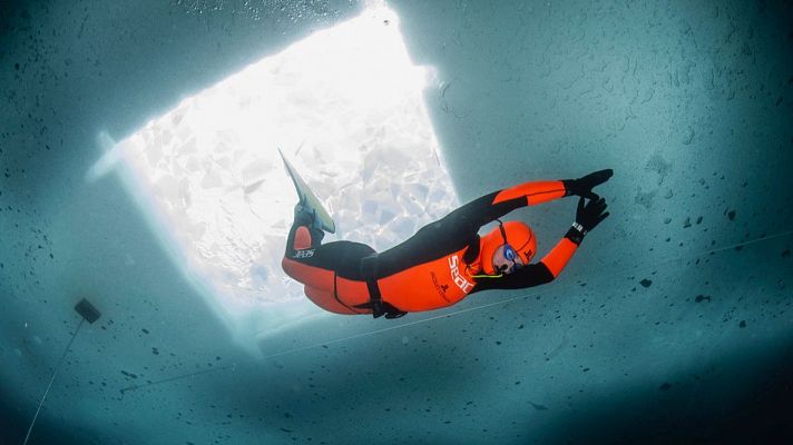 Valentina Cafolla bate el récord mundial de apnea bajo hielo