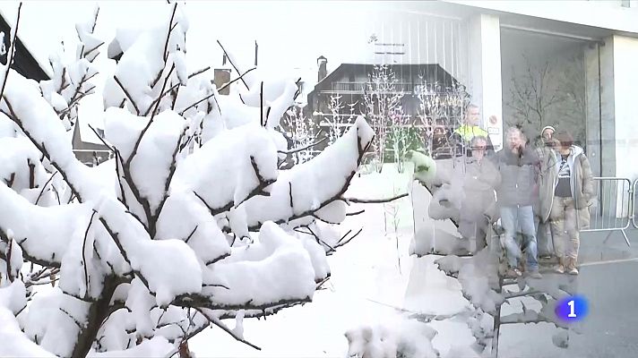 Cau la nevada de la temporada que deixa un paisatge emblanquinat al Pirineu