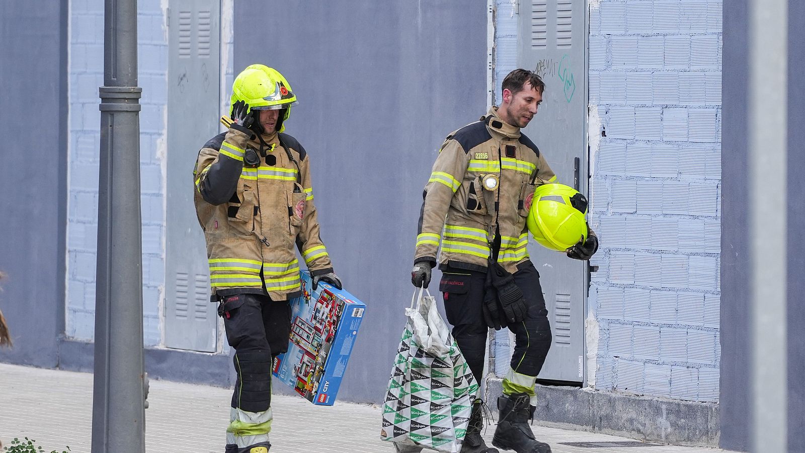 Incendio Valencia | Los bomberos rescatan pertenencias