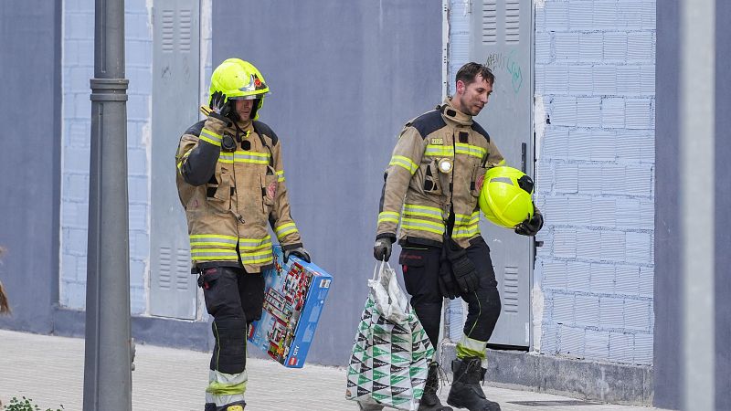 Los bomberos rescatan las pocas pertenencias que quedan del incendio de Valencia