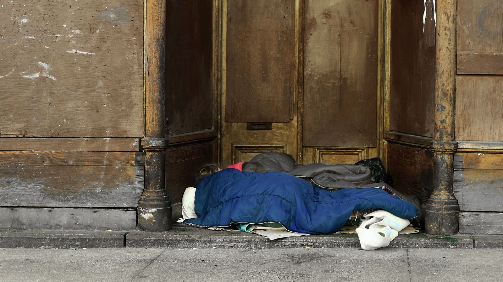 Arquitectura hostil contra personas sin hogar - Telediario 1 | Ver