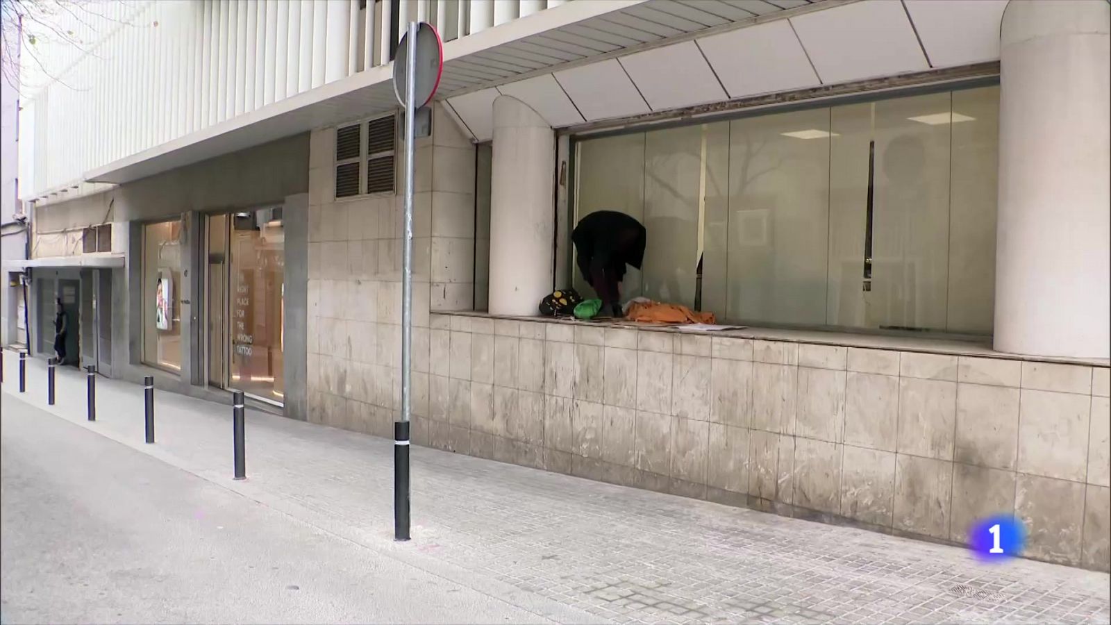 Arrels Fundació fa un mapa amb els indrets de l'arquitectura hostil - L'Informatiu | Ver