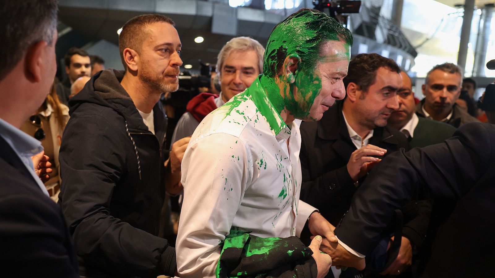 Activistas climáticos arrojan pintura a uno de los candidatos a las elecciones portuguesas | Ver