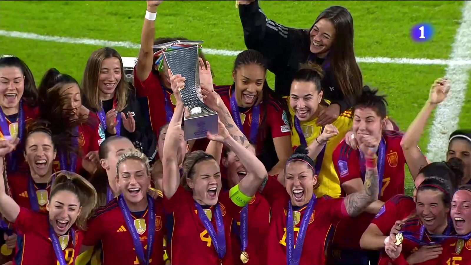 España levanta el trofeo de campeonas de la Nations League
