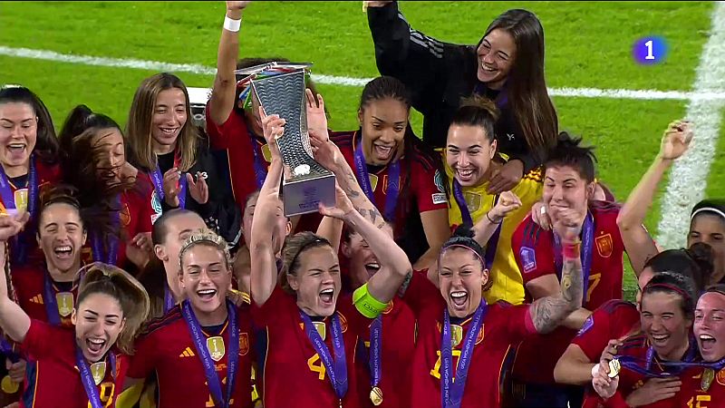 España levanta al cielo el trofeo de Campeonas de la Nations League