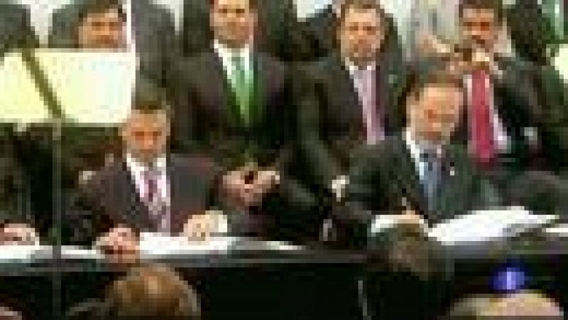  El nuevo presidente mexicano, Enrique Peña Nieto, firma un pacto histórico por México