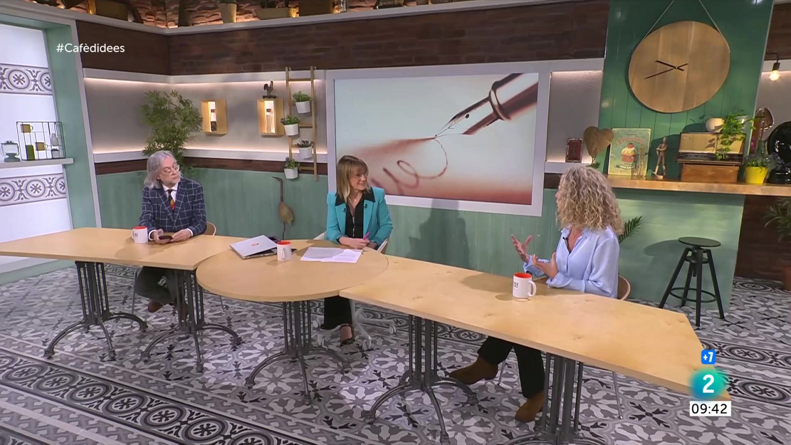 Montse Perelló, grafòloga: "Hi ha molta intimitat en una lletra" - Cafè d'idees | Veure