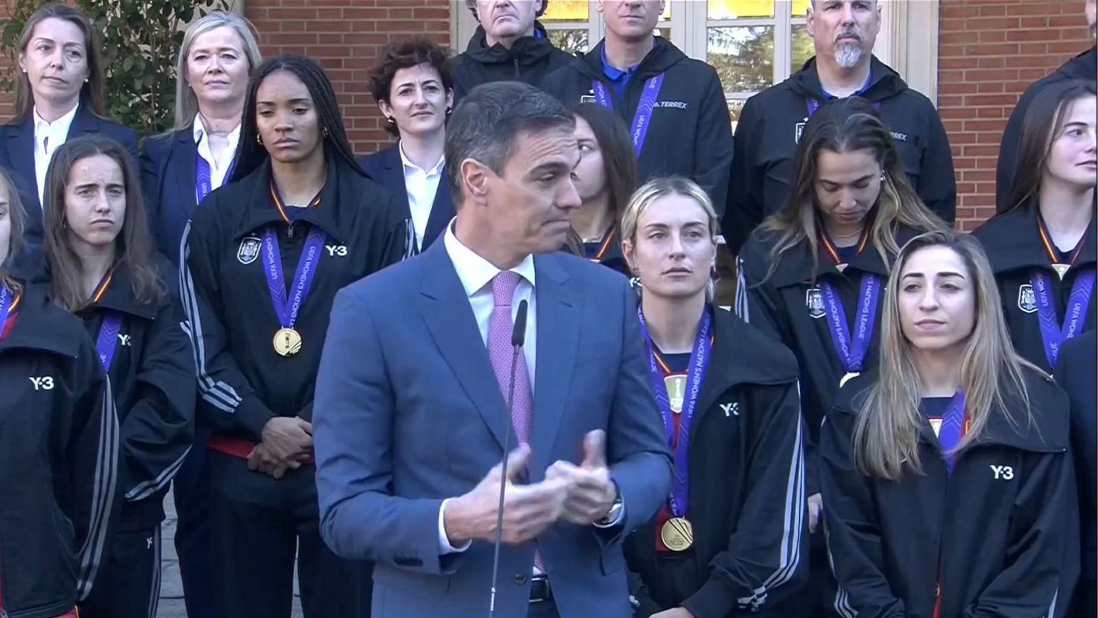 España - Francia: Pedro Sánchez recibe a las campeonas