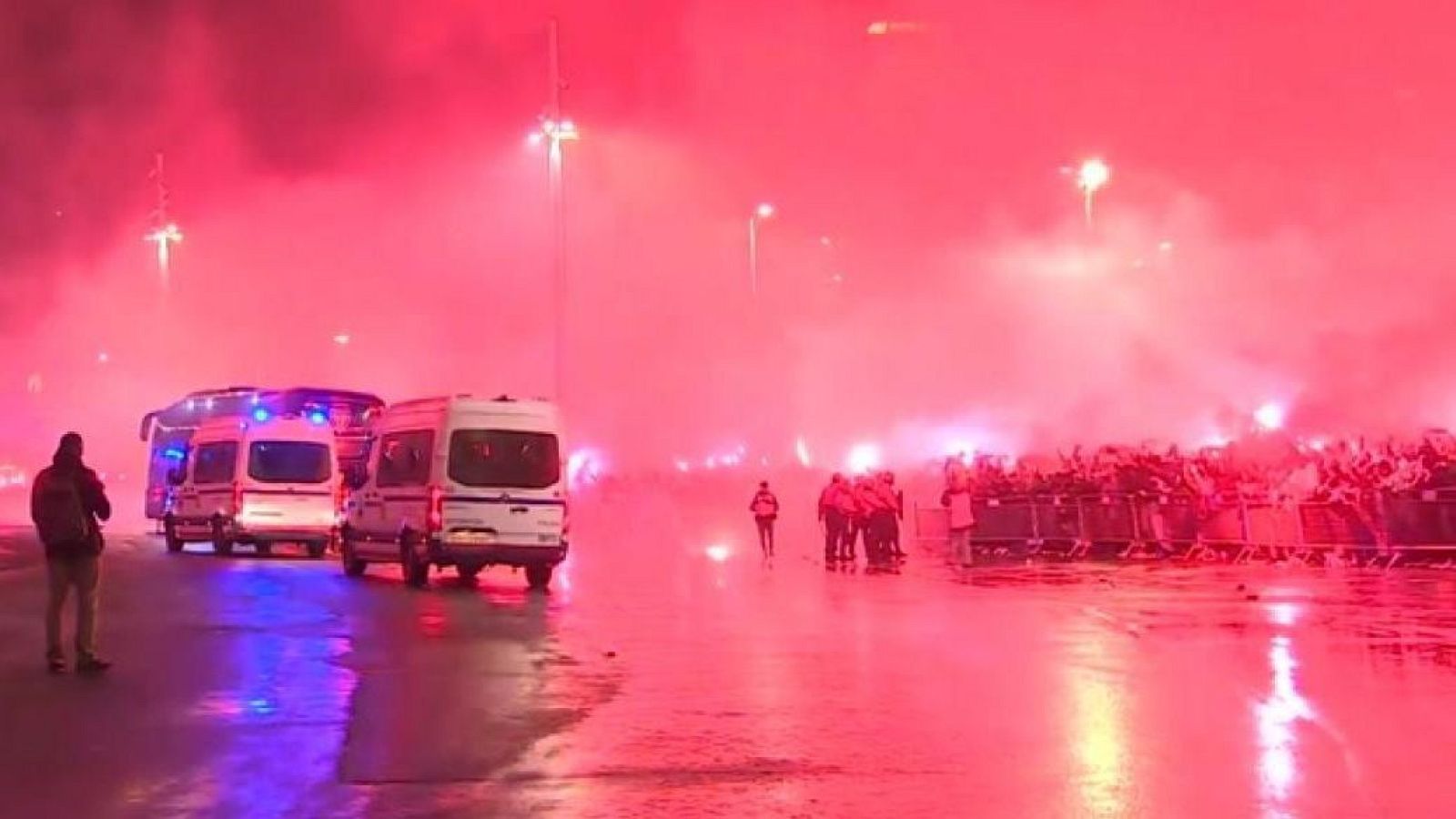 Lamentables disturbios en San Mamés antes de la semifinal copera | Ver