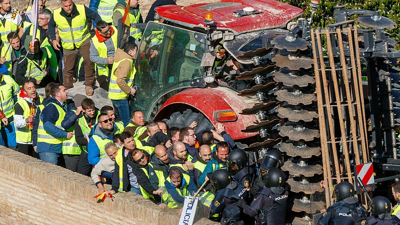 Tensión entre la policía y los agricultores en las protestas frente a La Aljafería de Aragón