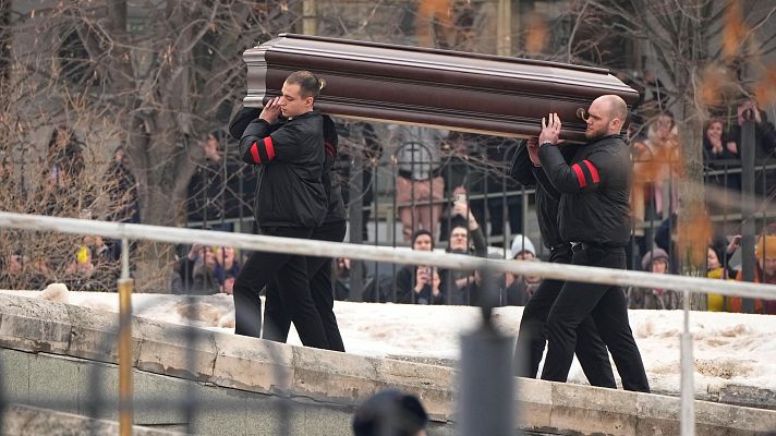 Miles de personas corean el nombre de Navalni a las puertas del funeral