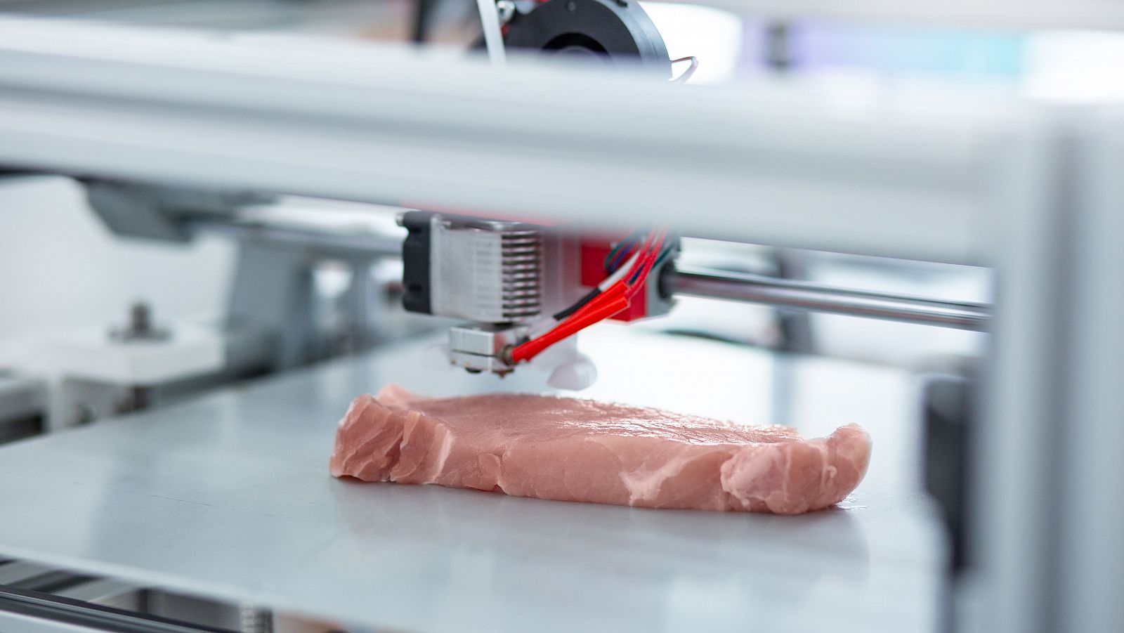 La carne impresa en 3D ya puede comprarse en supermercados: ¿cómo se elabora?