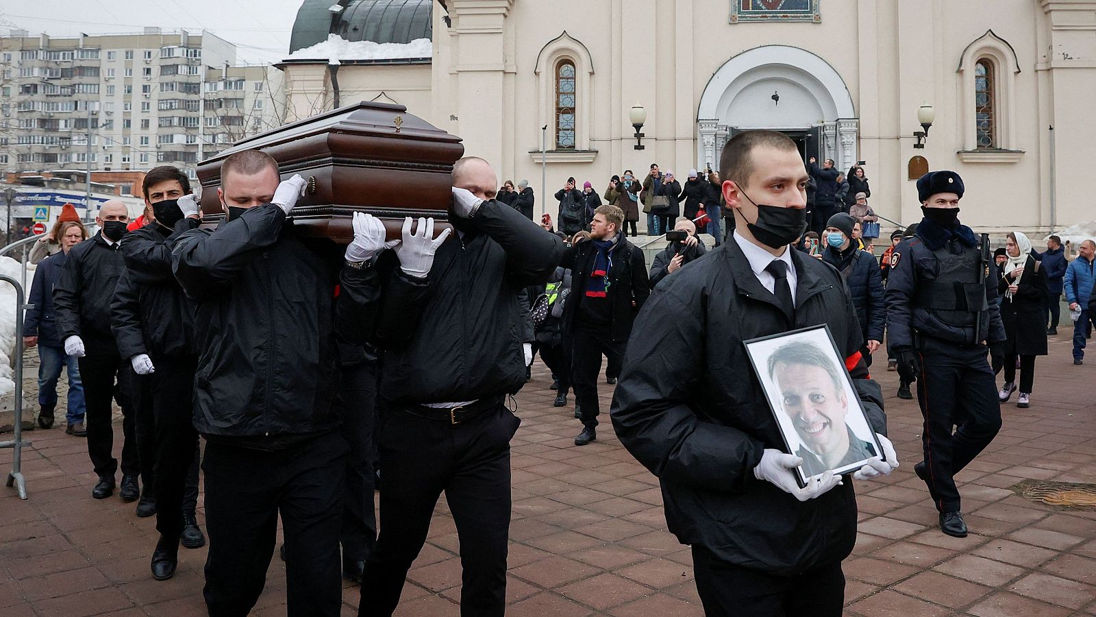 Ciudadanos rusos acuden al entierro del opositor Alexéi Navalni para rendirle homenaje