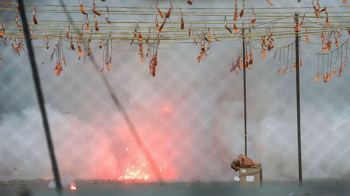 El minuto de silencio a las víctimas del edificio incendiado marca el inicio de la primera mascletà de 2024