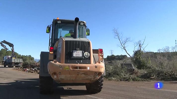 L'Informatiu - Els pagesos aixequen els talls a l'AP-7 i N-II a Pontós (Girona)