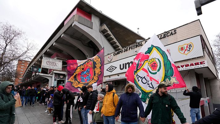Fútbol - Una cadena humana en Vallecas pide que el centenario campo del Rayo se quede en el barrio