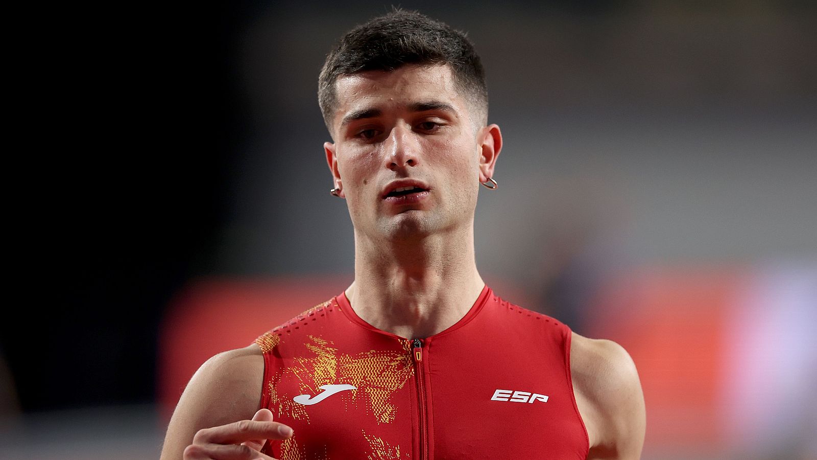 Asier Martínez, con una salida nula, corre bajo protesta y gana su serie | Ver