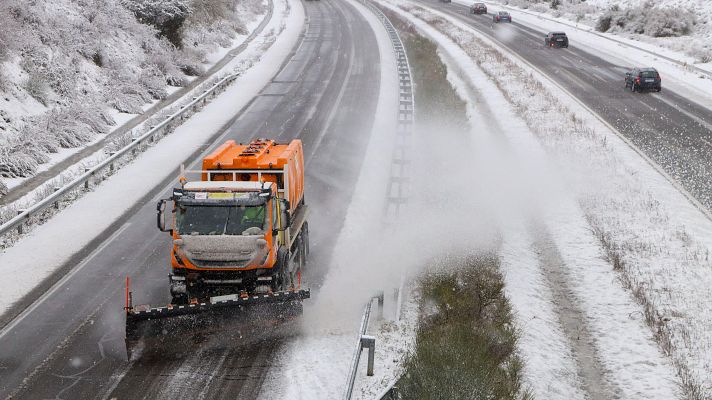 Telediario Fin de Semana - El temporal de nieve complica la circulación en más de 40 carreteras