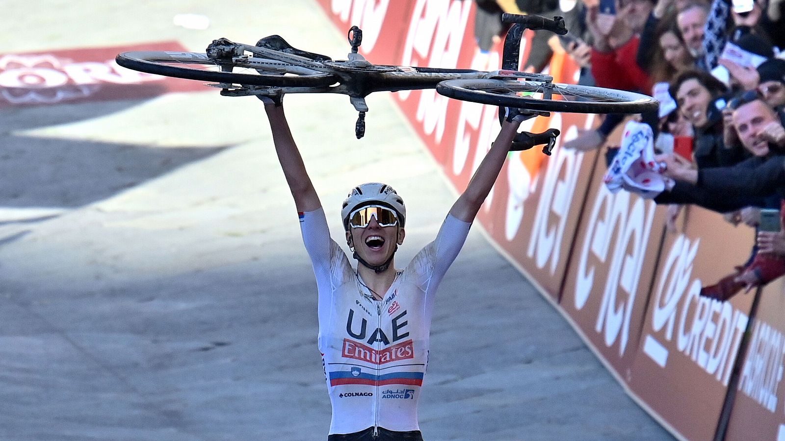 Tadej Pogacar estrena la temporada ganando en la Strade Bianche