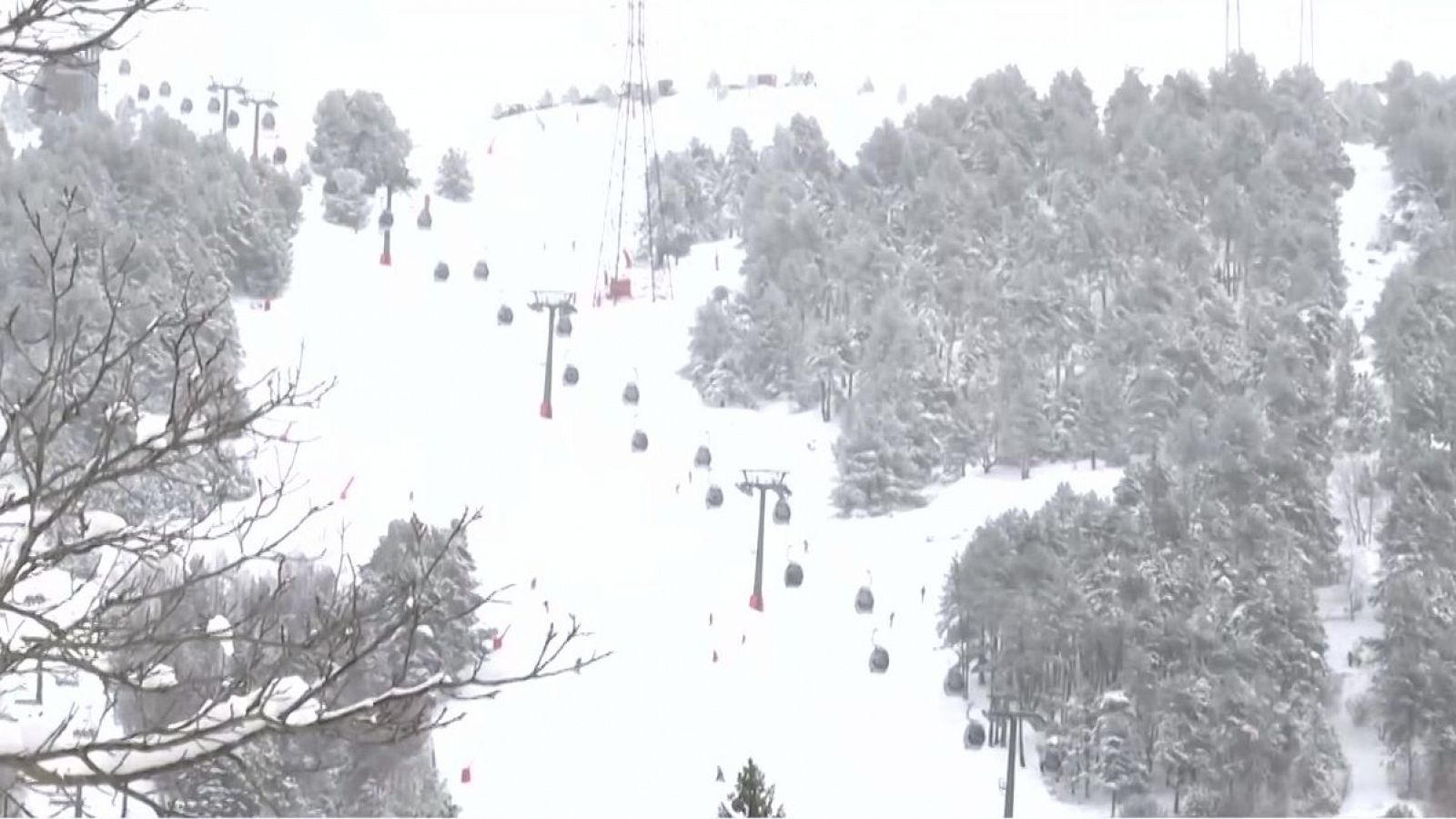 Un metre i mig de neu a les pistes d'esquí després la nevada