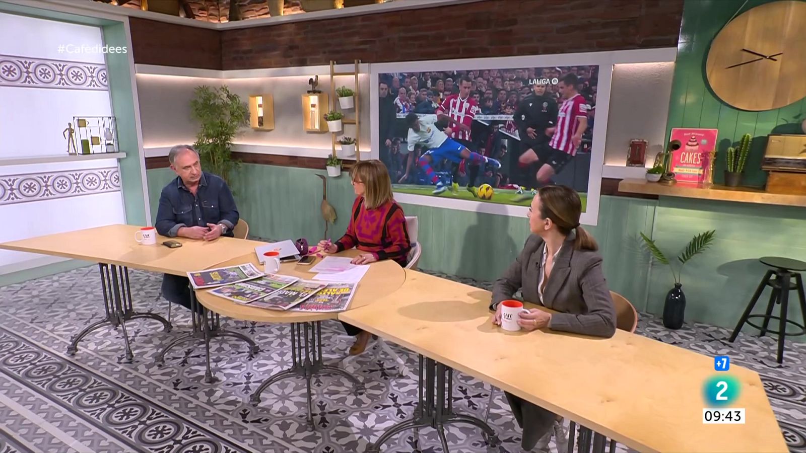 Gemma Nierga entrevista al 'Cafè d'idees' a Nacho Martín Blanco. Conversem amb la investigadora del CIDOB. I parlem amb Francisco Villar de Sant Joan de Déu