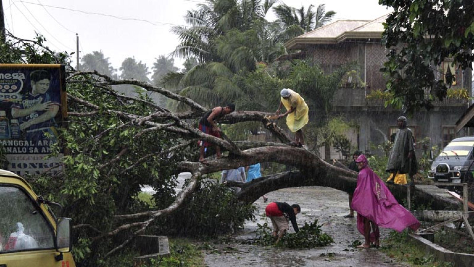 El tifón Bopha golpea Filipinas y obliga a evacuar a miles de personas