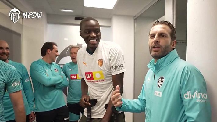 Telediario 1 - Diakhaby visita a sus compañeros del Valencia antes de ser operado de la rodilla