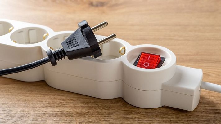 Telediario 1 - Cómo evitar los incendios por sobrecarga en los echufes