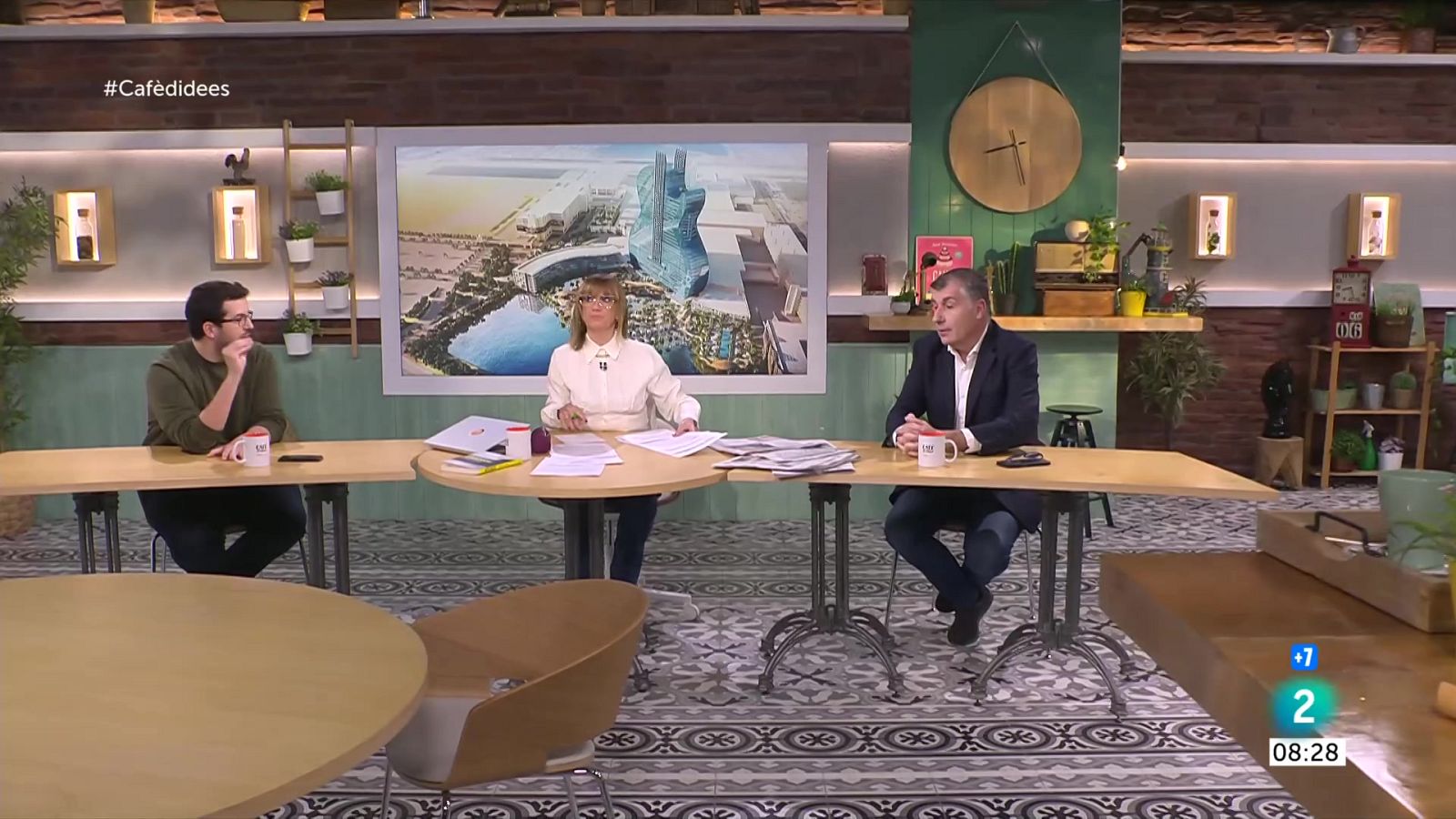 Gemma Nierga entrevista Natàlia Mas. Guillem Gisbert parla del disc 'Balla la masurca!'. I el periodista Albert Llimós presenta el llibre 'Intocables'