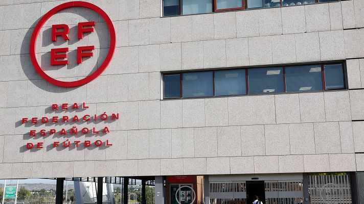 Telediario 1 - El Ministerio de Trabajo sanciona a la federación y tres clubes por incumplir las medidas de igualdad