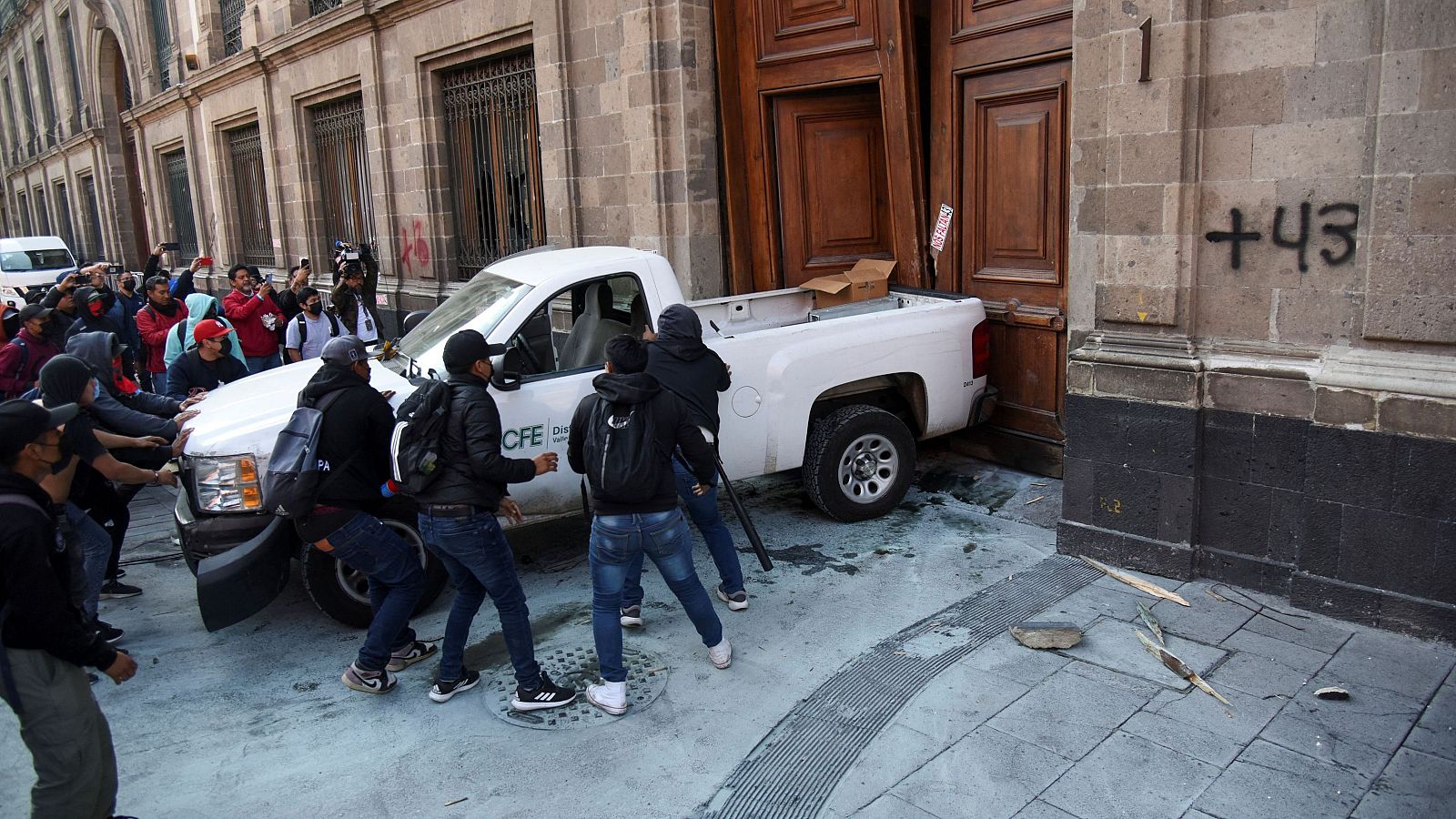 México pide respuestas ante la desaparición de 43 estudiantes hace diez años | Ver