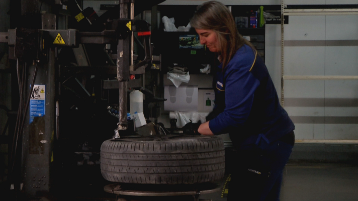 Mujeres mecánicas, contra la discriminación en el taller