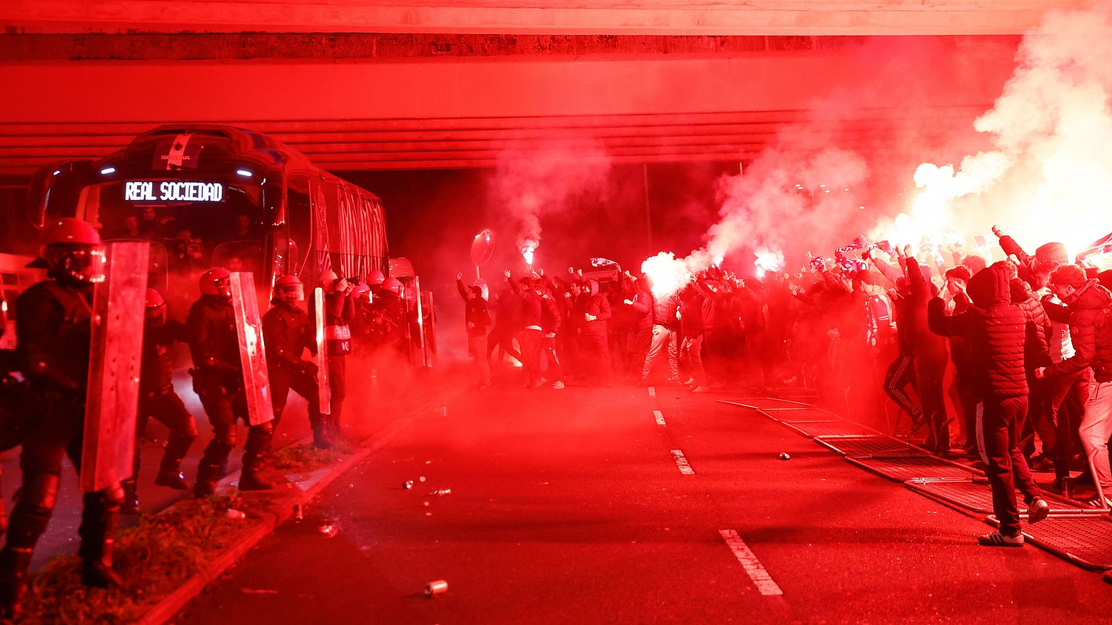 Una mujer, ingresada por los disturbios previos al Real Sociedad - PSG